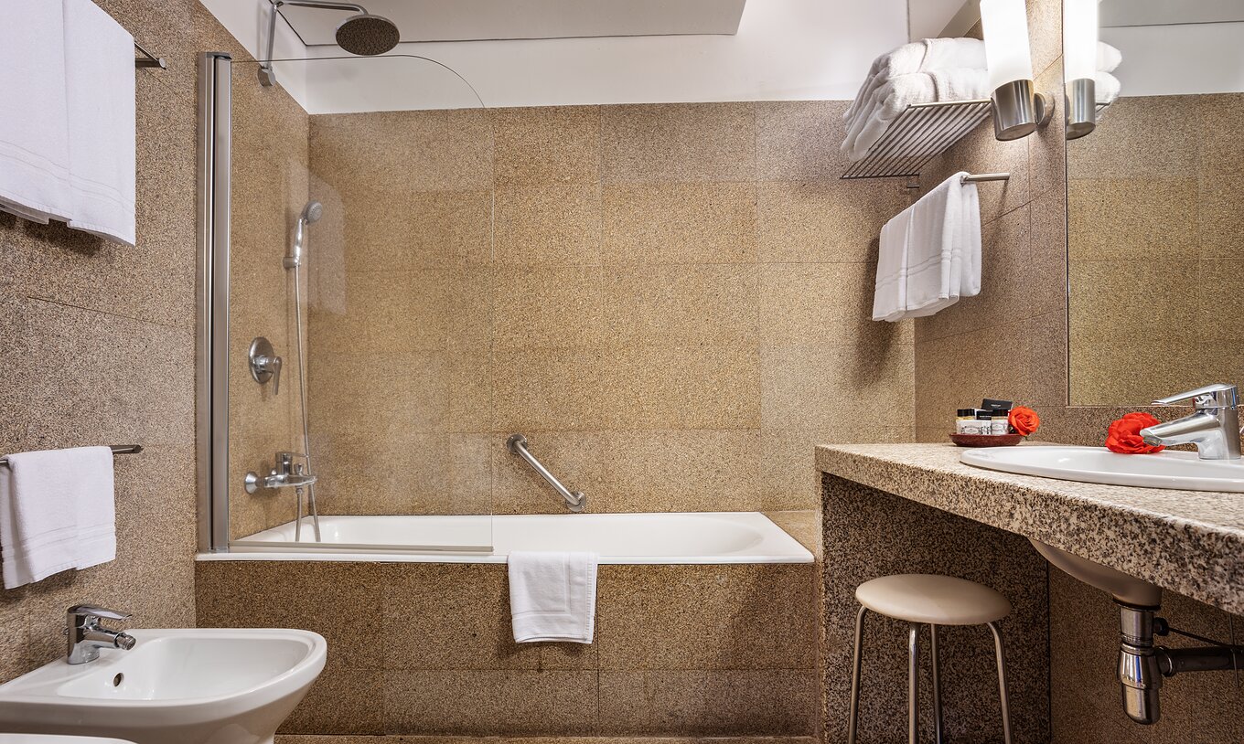 El Classic Family de la Pousada Mosteiro Guimarães tiene un baño con bañera, ducha y un lavabo