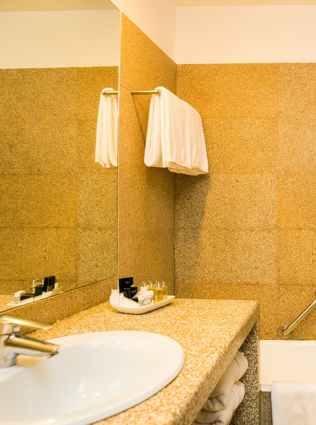 El Cuarto Clásico de la Pousada Mosteiro Guimarães tiene un baño con tonos marrones con bañera y lavabo