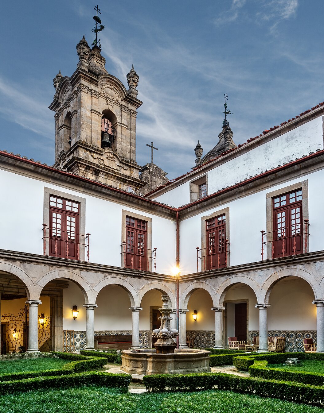 Vista de los claustros interiores de la Pousada Mosteiro de Guimarães, un hotel en el centro histórico de Guimarães
