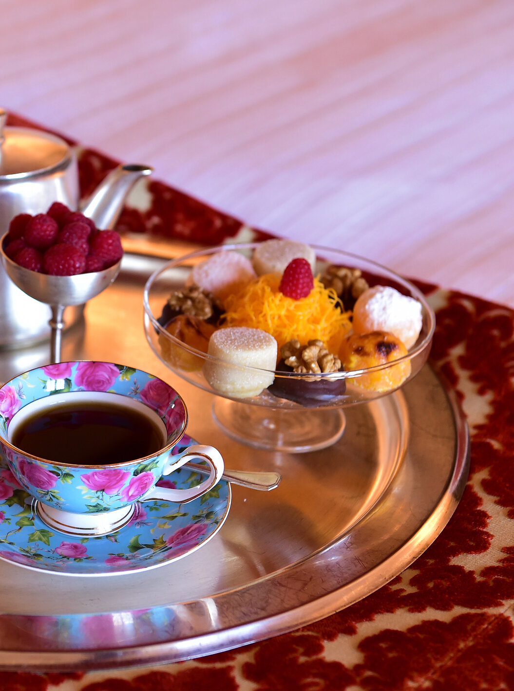 La Habitación Clásica de la Pousada Valença tiene una bandeja del servicio de habitaciones, con té, fruta y bollos