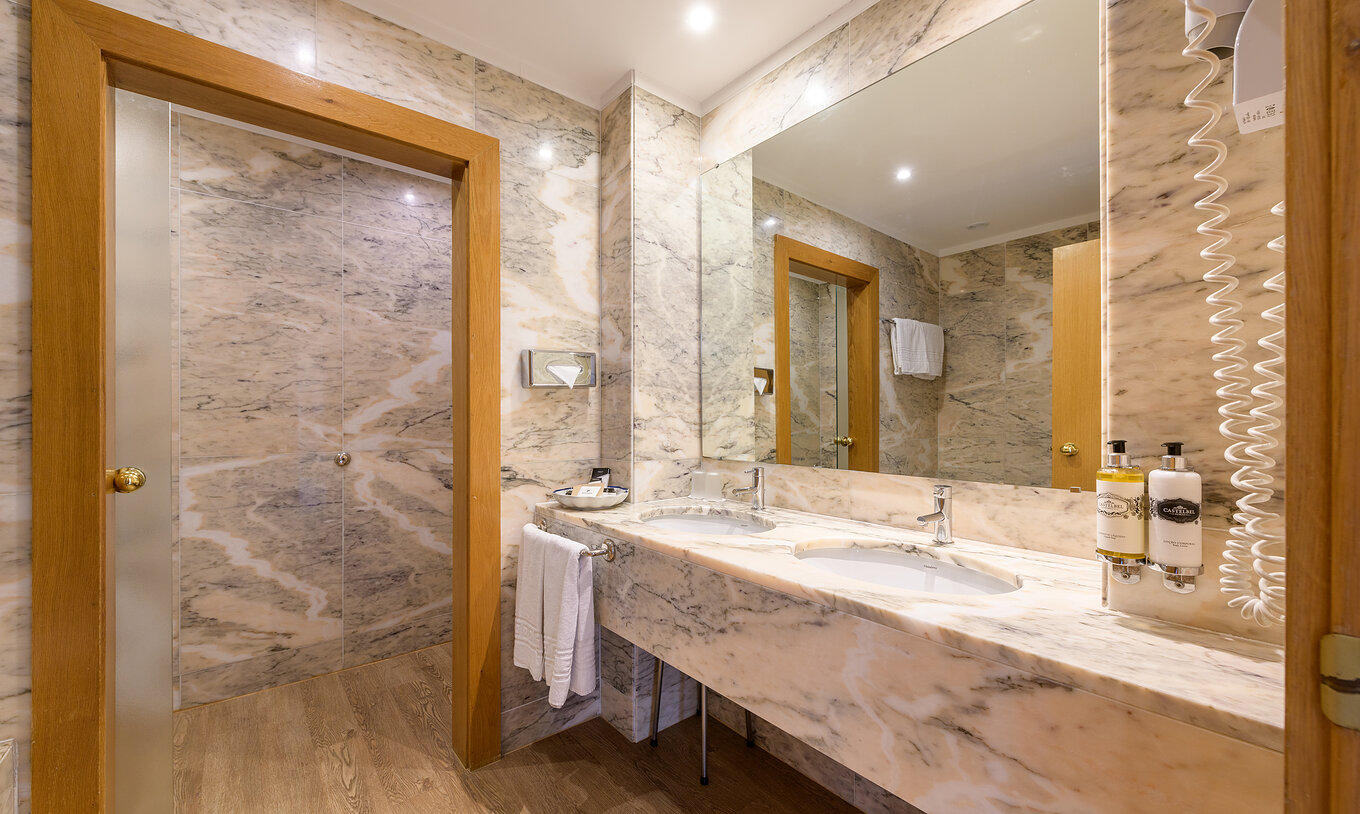 La Suite Panorámica con Terraza de la Pousada Viana do Castelo tiene un baño revestido en mármol, con dos lavabos y un espejo