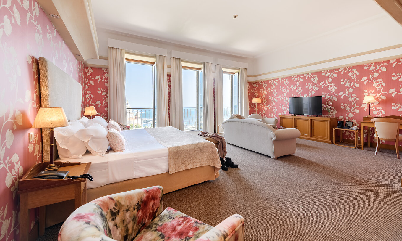 La Suite Panorámica de la Pousada Viana do Castelo tiene tres ventanas, un sofá y televisión, donde se puede descansar