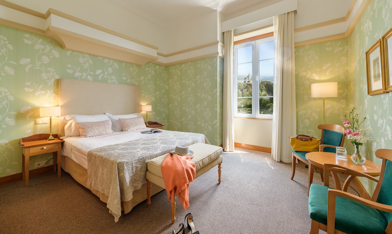 El Superior con Vista de la Pousada Viana do Castelo tiene una ventana junto a la cama y dos sillones donde se puede descansar