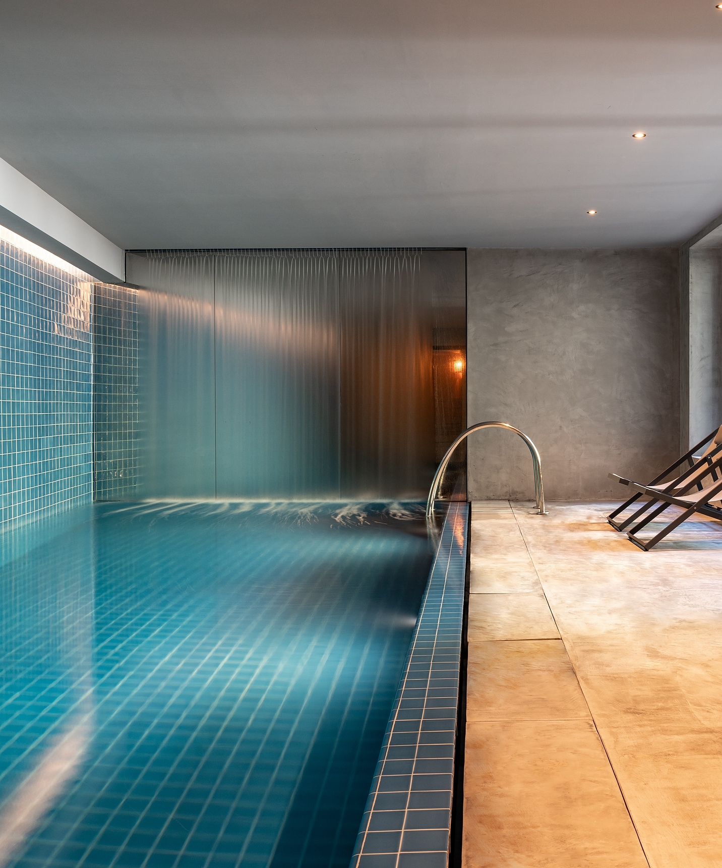 La Pousada Porto - Rua das Flores, un Hotel en el Centro de Porto tiene una piscina interior, con dos sillas