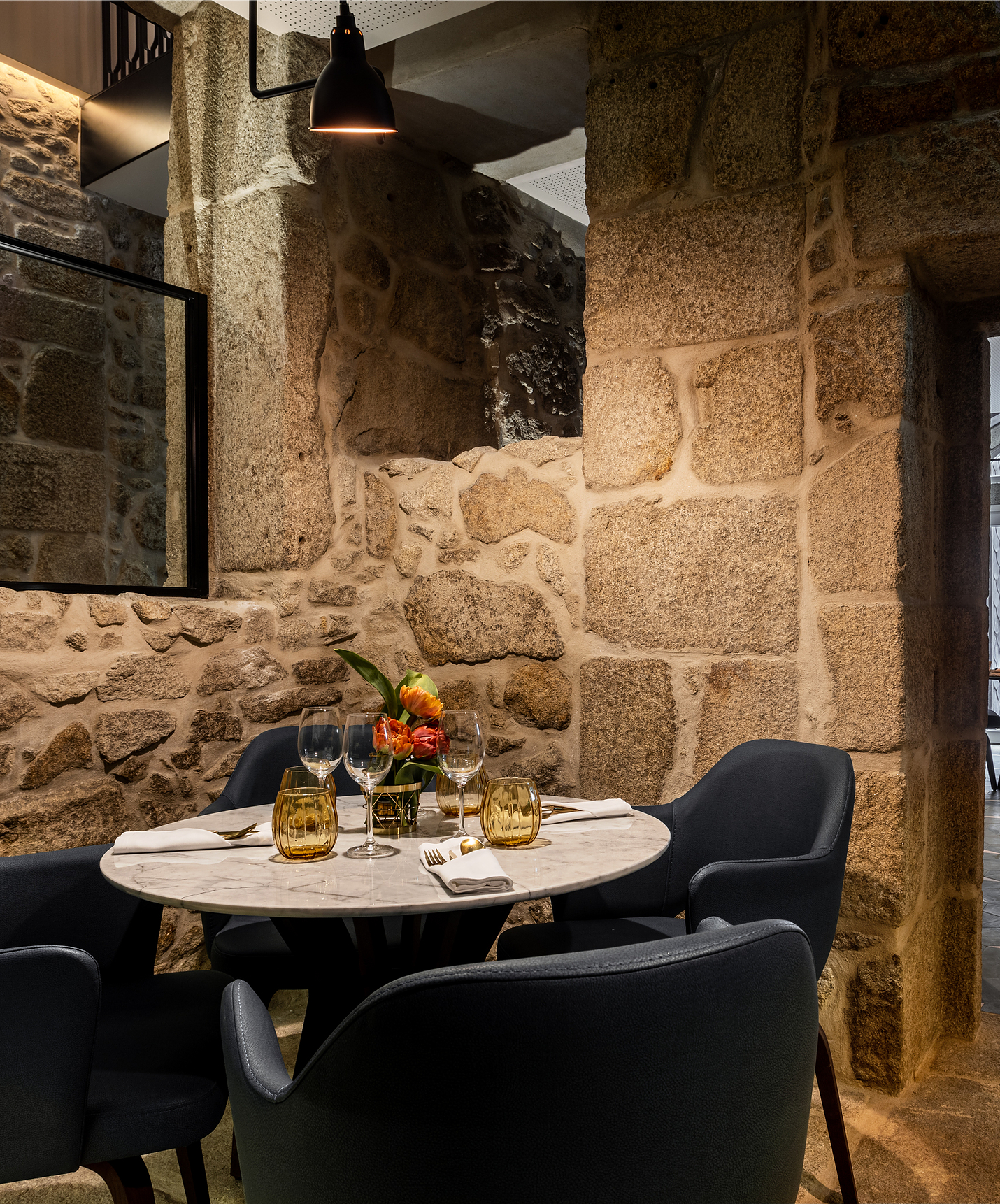 La Pousada Porto - Rua das Flores, un Hotel en el Centro de Porto con piscina interior, tiene un restaurante de piedra