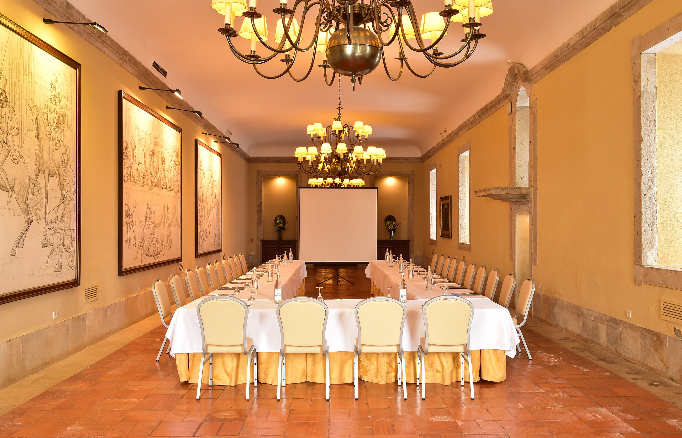 Sala histórica para reuniones o conferencias, con diseño clásico y elegante y paredes adornadas con grandes cuadros