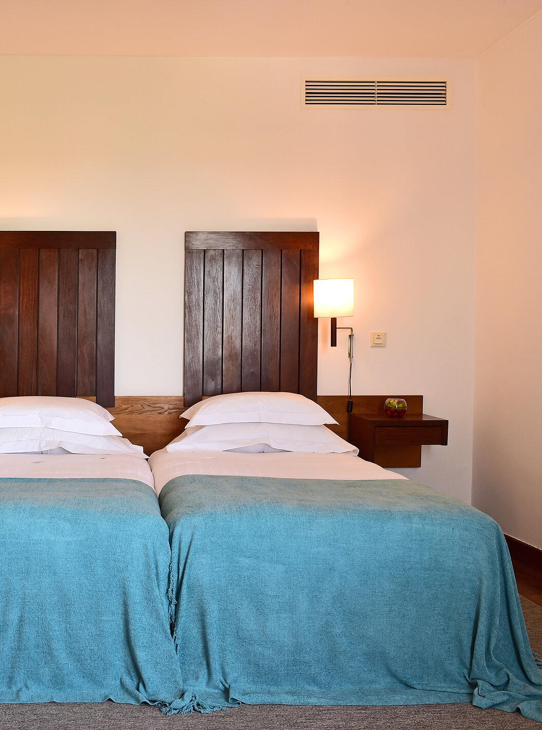 Le Chambre Classique de la Pousada Castelo Alcácer do Sal a deux lits séparés, avec une couette bleue et tête de lit en bois