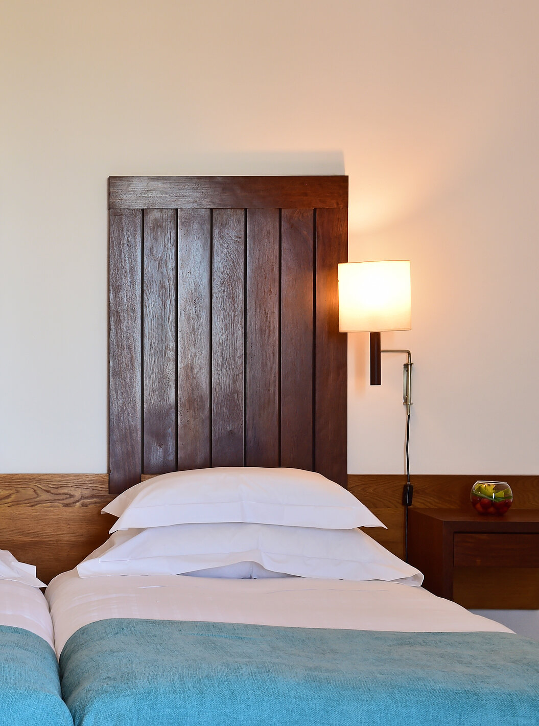 Le Large Family de la Pousada Castelo Alcácer do Sal a deux lits séparés, avec une couette bleue et tête de lit en bois