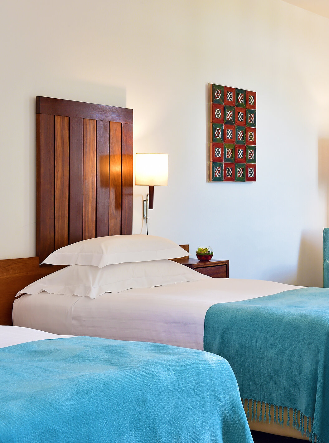 Le Chambre Supérieure de la Pousada Castelo Alcácer do Sal a deux lits séparés, avec une couette bleue et deux fauteuils