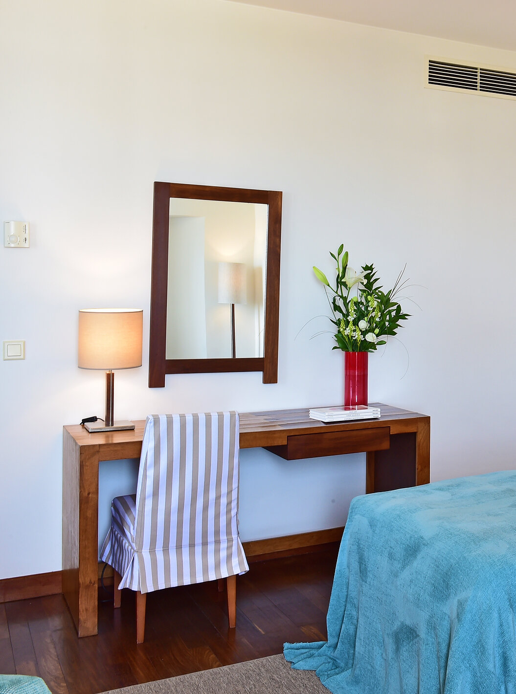 Le Chambre Supérieure de la Pousada Castelo Alcácer do Sal a un bureau avec une télévision et un miroir et deux lits séparés