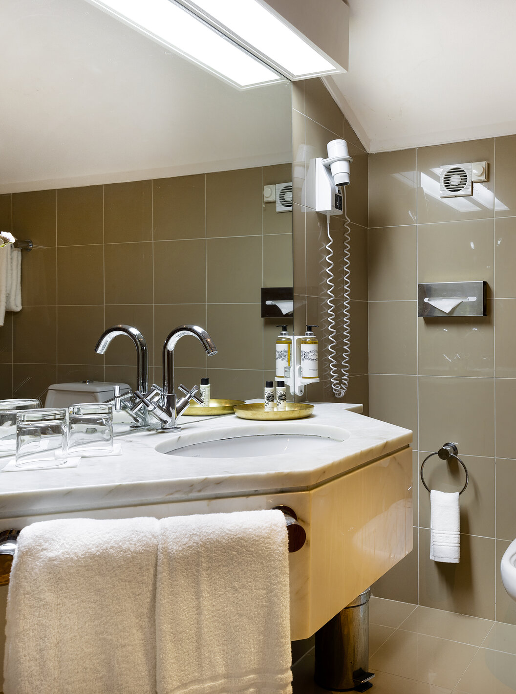 La Chambre Familiale a un grand lavabo, miroir, serviettes, bidet et WC à la Pousada Castelo Estremoz