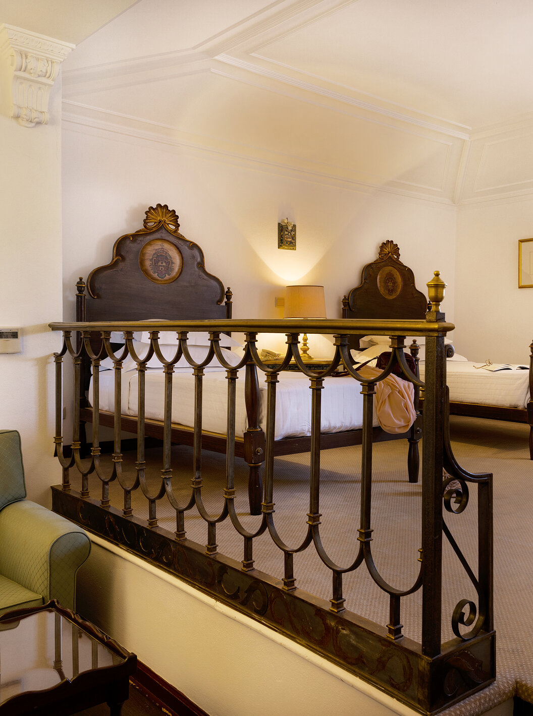 La Chambre Familiale a deux lits, table de chevet, canapé et fauteuil à la Pousada Castelo Estremoz
