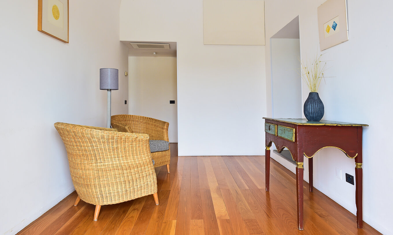 La Suite Spéciale de la Pousada Convento Arraiolos a une chambre avec un petit hall avec deux fauteuils et une table