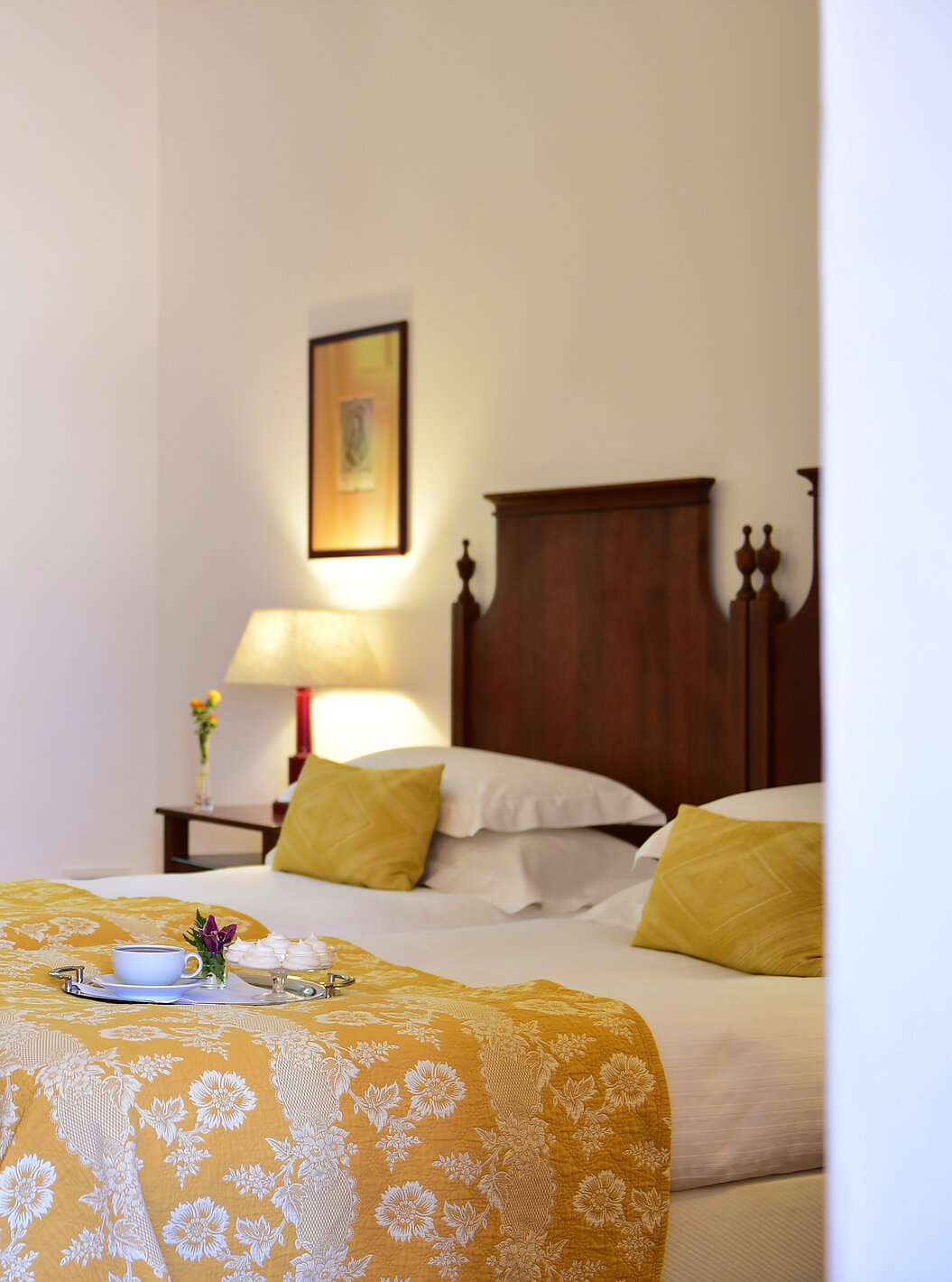 Le Chambre Pousada Family de la Pousada Convento Beja a deux lits jumeaux avec couette jaune une fenêtre et des placards