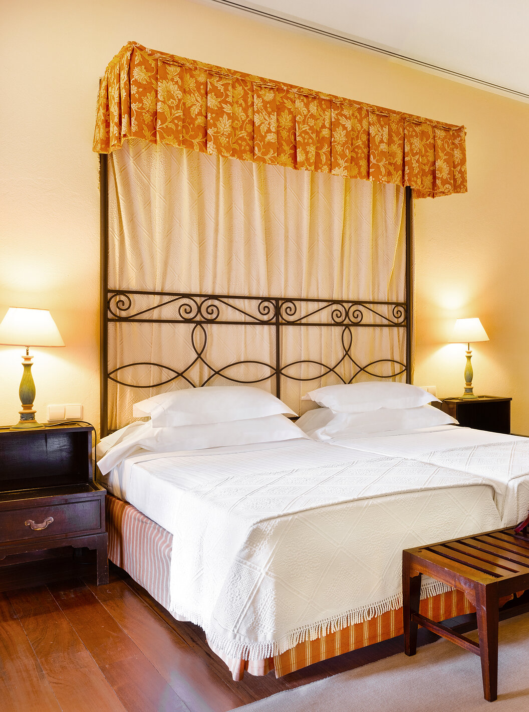 Le Chambre Famille de la Pousada Convento Vila Viçosa a deux lits jumeaux avec un banc et deux chaises