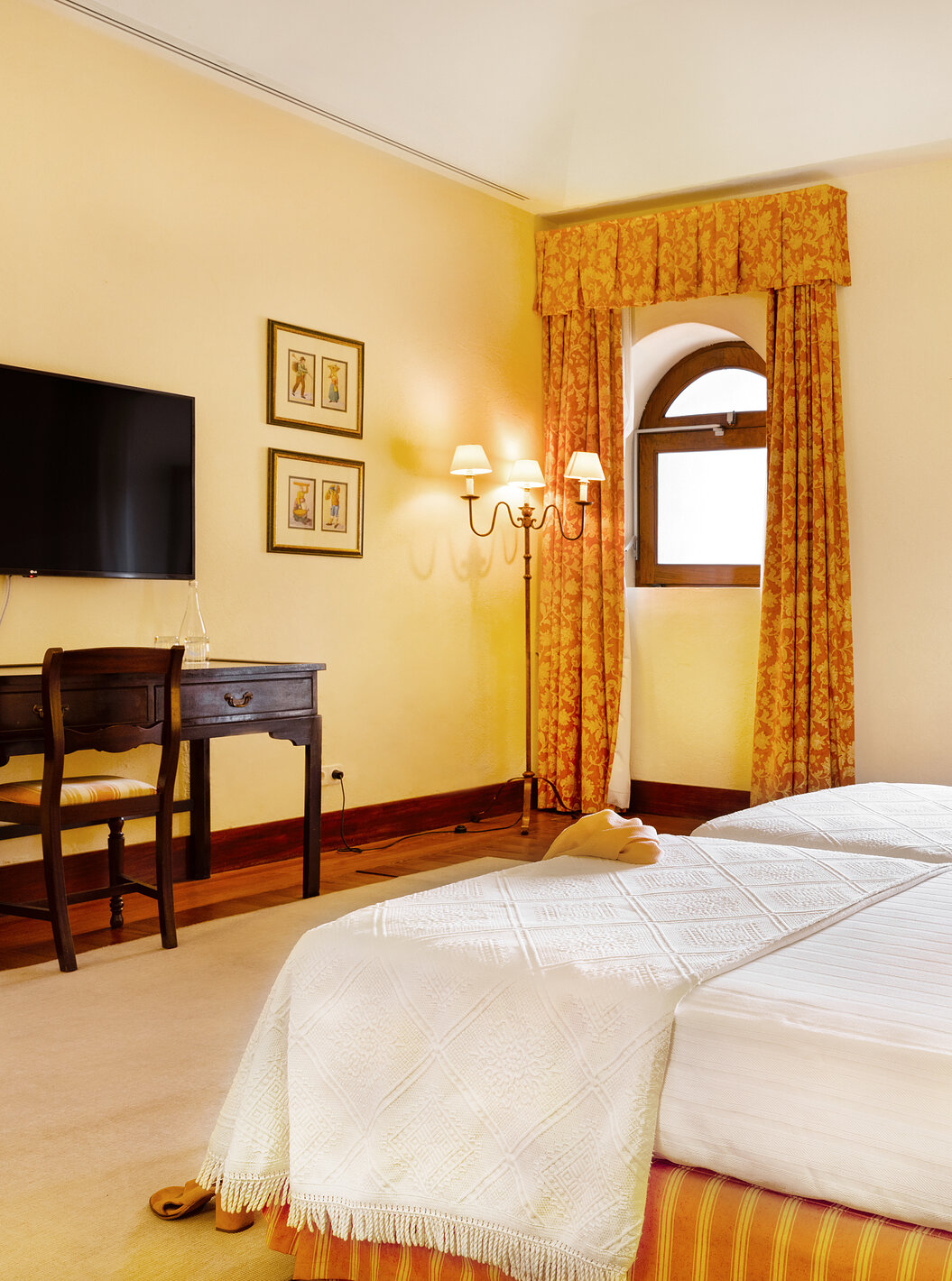 Le Chambre Famille de la Pousada Convento Vila Viçosa a une fenêtre et une porte vers une terrasse à côté du lit