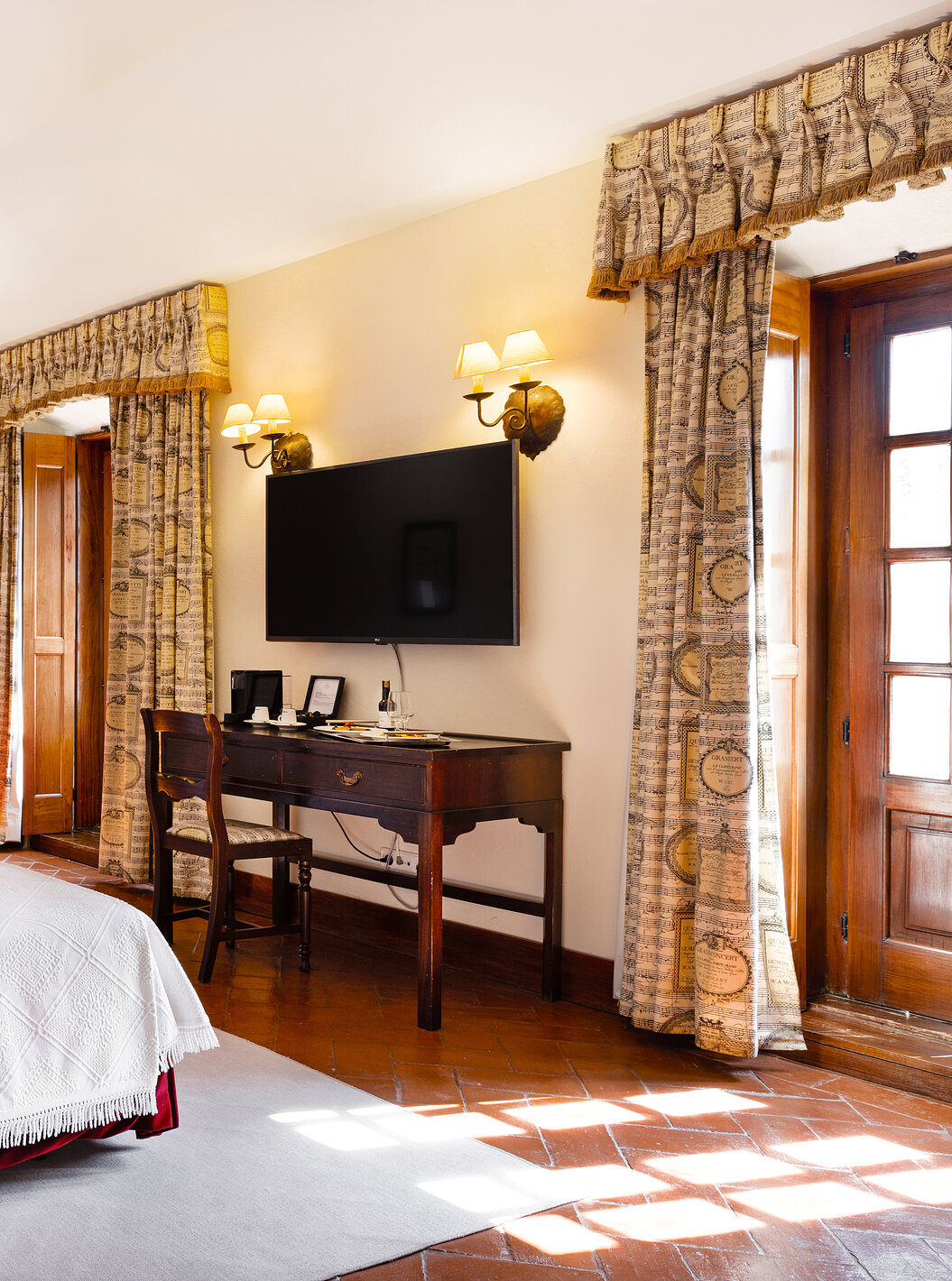 La Master Suite de la Pousada Convento Vila Viçosa a deux lits jumeaux avec une télévision