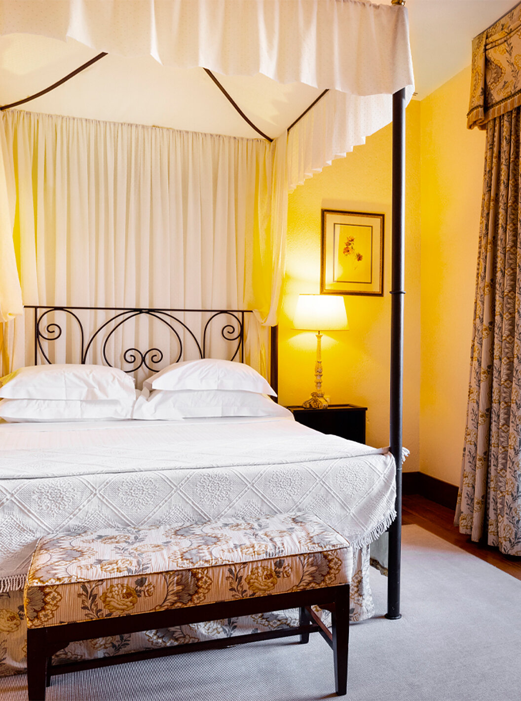 La Suite Spéciale de la Pousada Convento Vila Viçosa a un lit double avec un banc au pied du lit