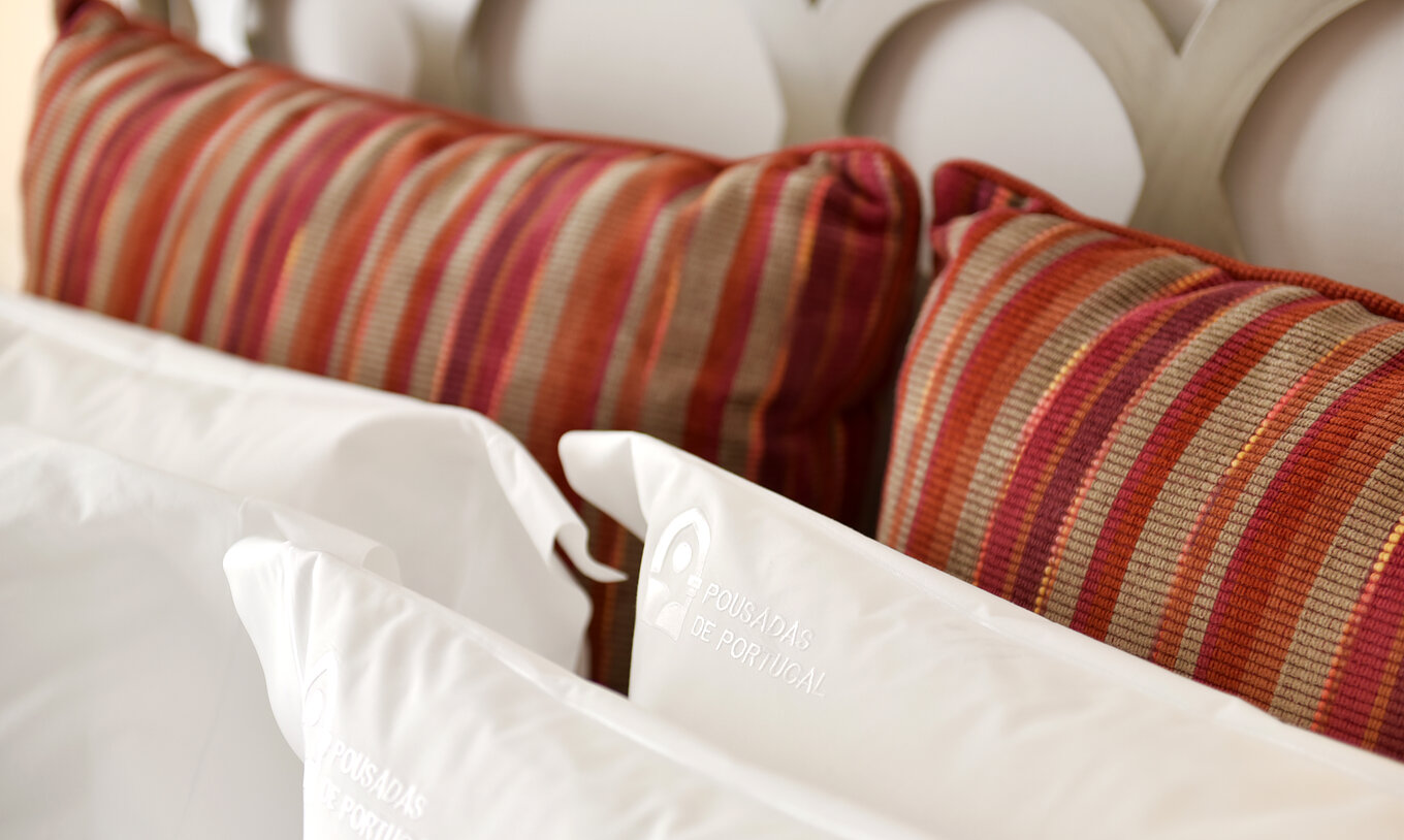 Le Double de la Pousada Marvão dispose de coussins blancs personnalisés et de coussins rayés