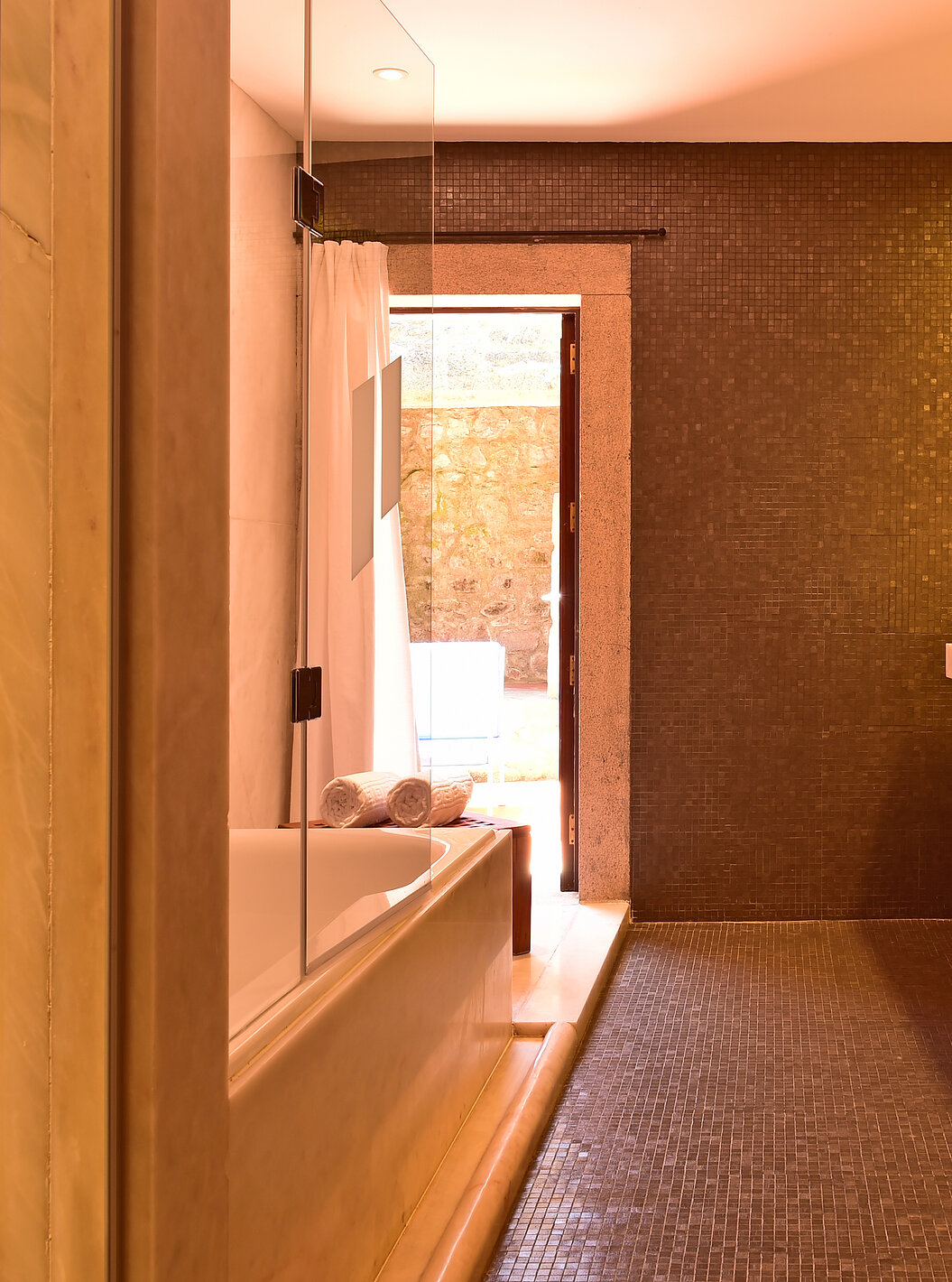 La Master Suite de la Pousada Mosteiro Crato a une salle de bain en carrelage noir avec baignoire, bidet et deux lavabos