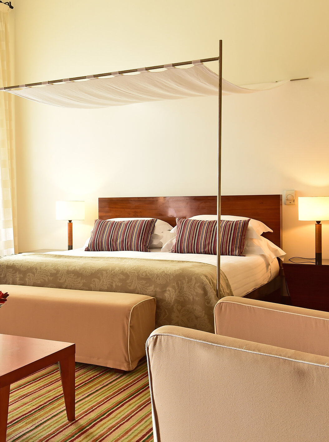 Le Chambre Supérieure Historique de la Pousada Mosteiro Crato a un lit double avec un banc et un bureau avec une chaise