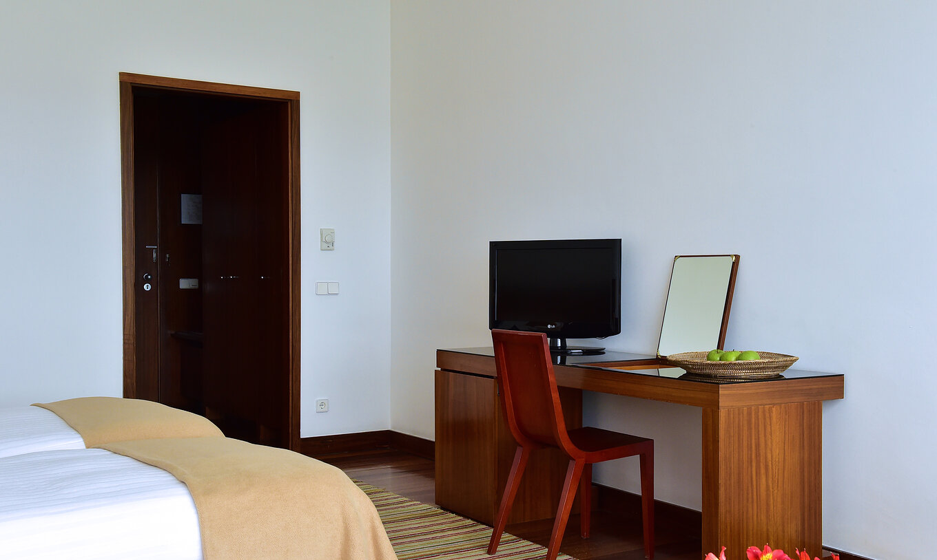 Le Chambre Supérieure Historique de la Pousada Mosteiro Crato a deux lits simples avec un bureau et une petite télévision