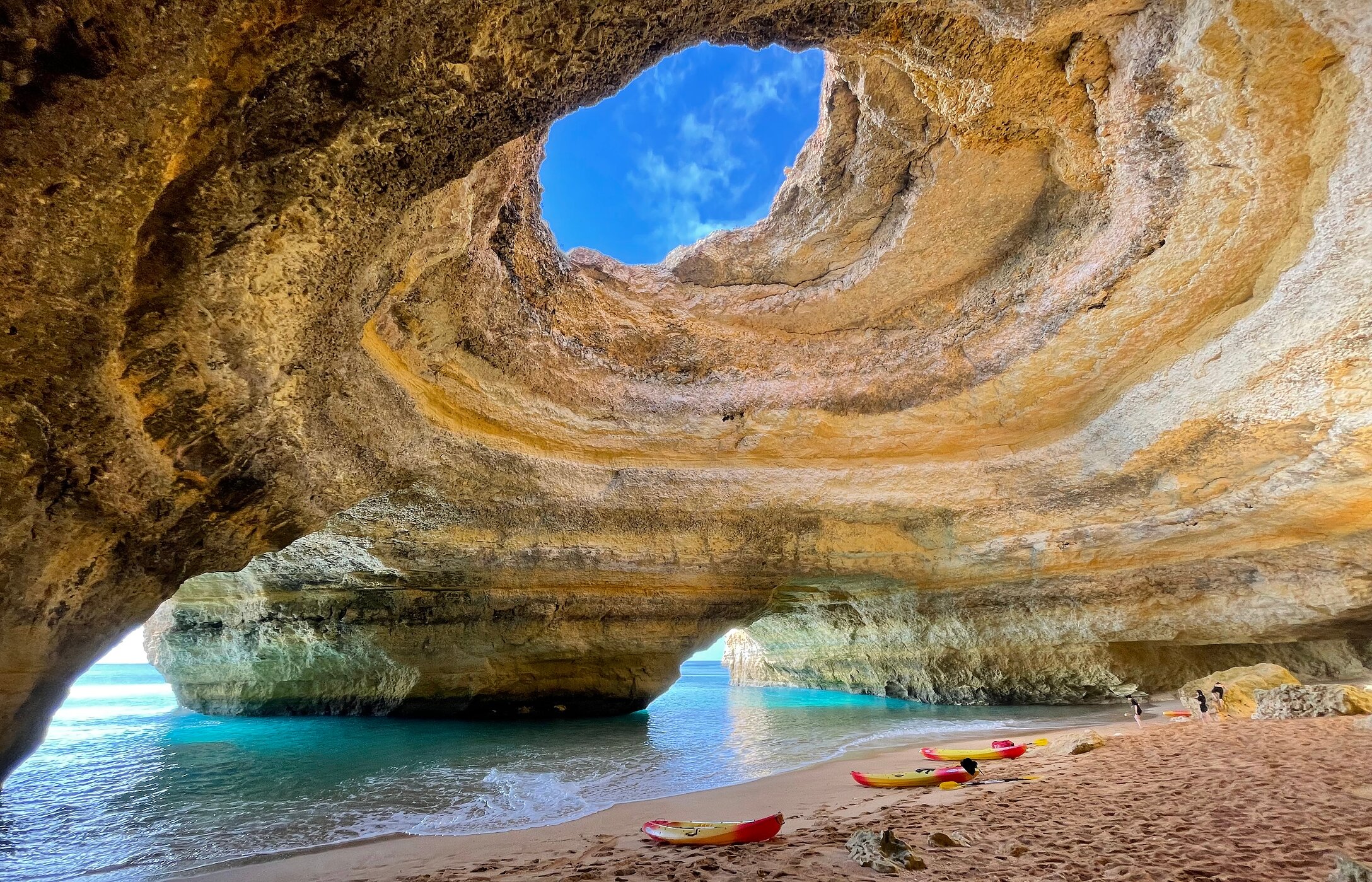 Vue intérieure de la grotte de Benagil, en Algarve, avec une ouverture dans le toit permettant à la lumière naturelle d'entrer