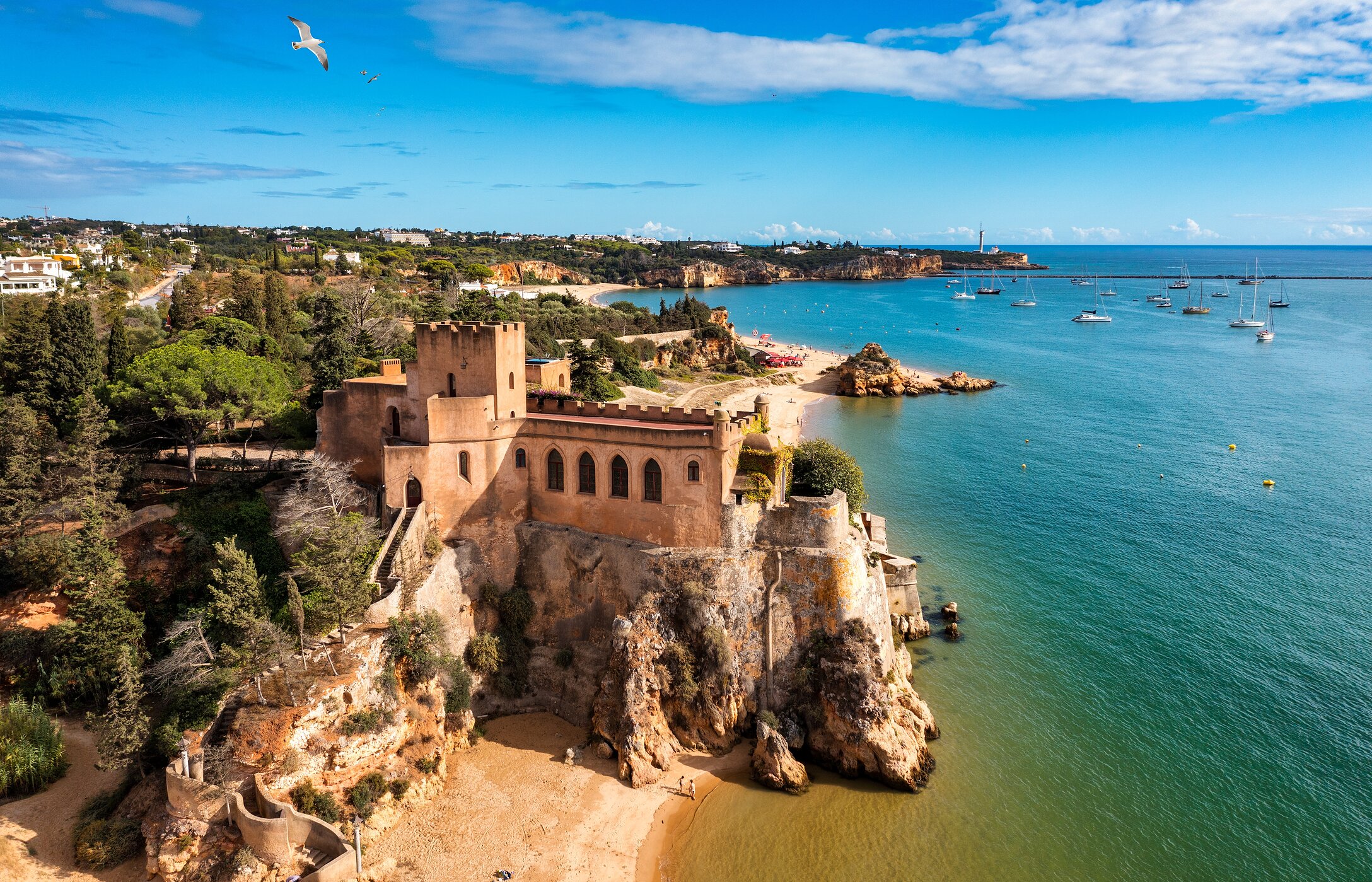 Vue aérienne du Château de São João do Arade, en Algarve, situé sur une falaise rocheuse surplombant la mer