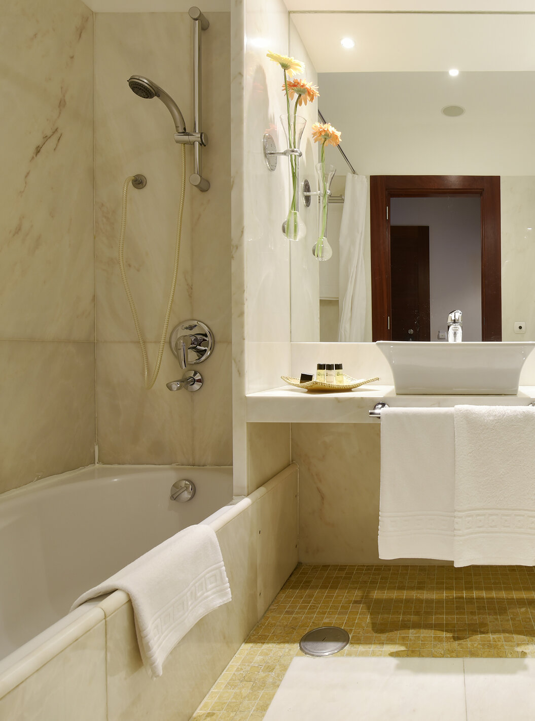 Le Chambre Classique de la Pousada Convento Tavira a une salle de bain avec baignoire lavabo miroir amenities et toilettes