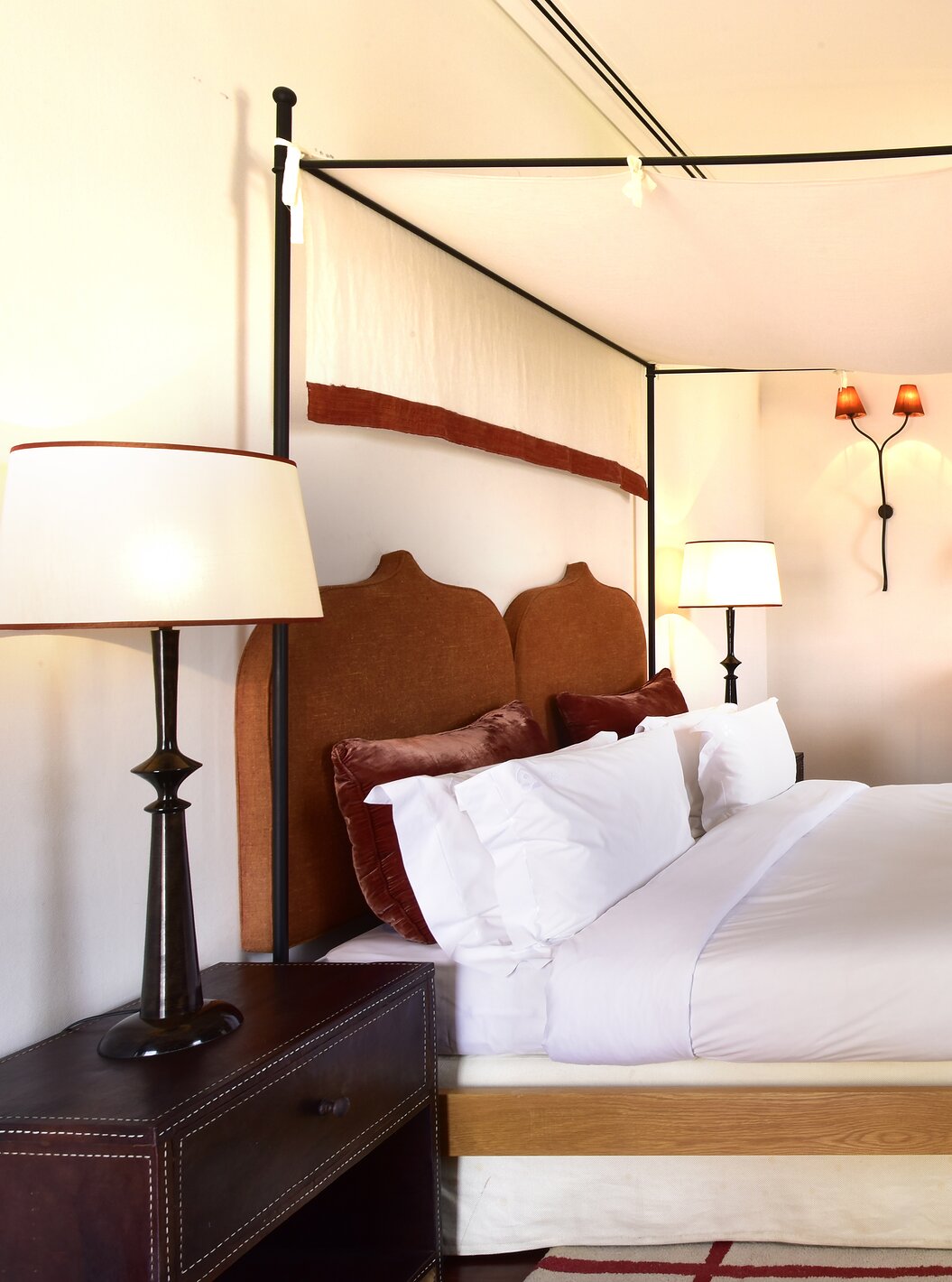 La Suite Spéciale de la Pousada Convento Tavira compte un lit double deux tables de chevet et une télévision devant le lit