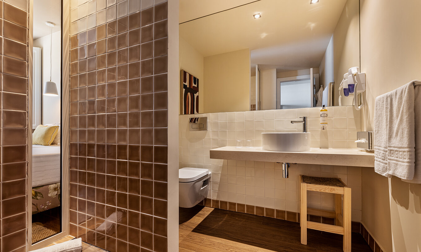 Le Supérieur Familial Douane de la Pousada Vila Real de Santo António a une salle de bain avec lavabo, miroir et sanita