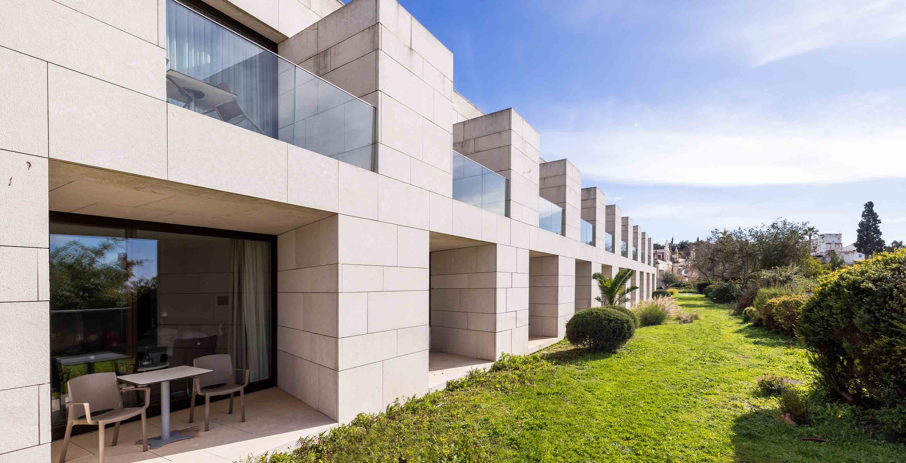 La Chambre Classique de la Pousada Palácio Estoi a plusieurs balcons ouverts avec un espace très agréable