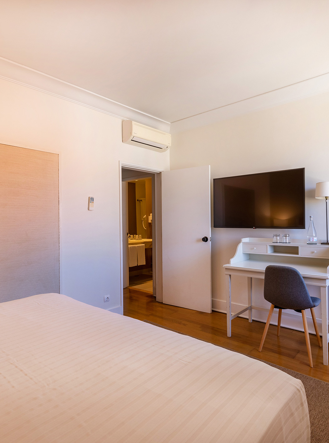 La Chambre Classique de la Pousada Sagres a un lit double, un bureau, une chaise, une télévision et la climatisation