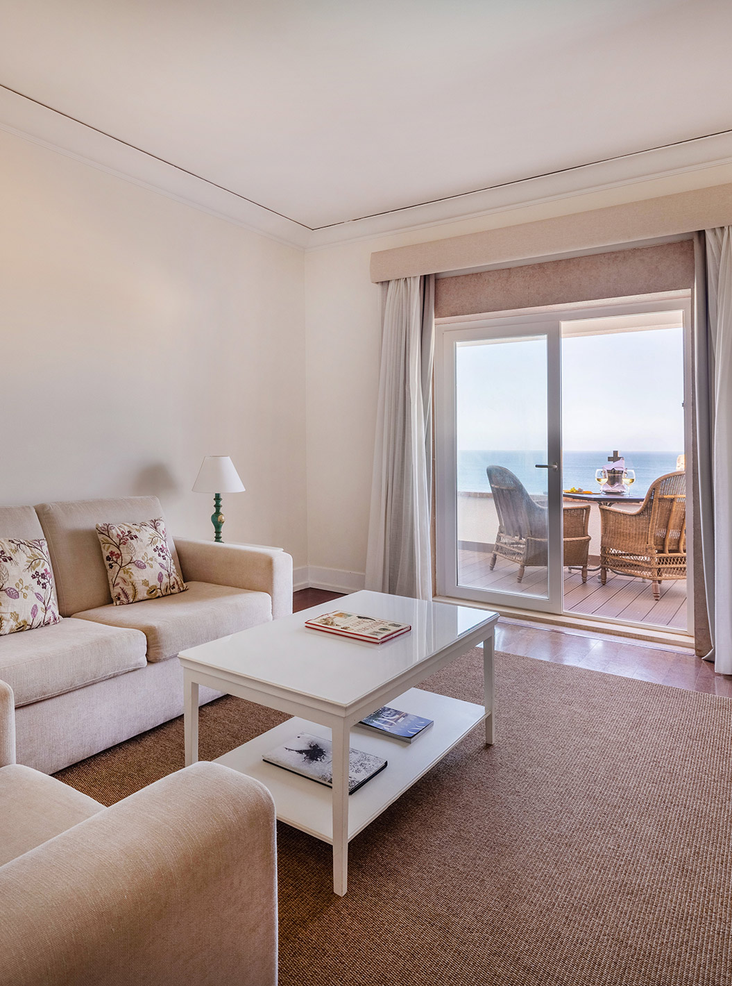 La Suite Spéciale de la Pousada Sagres a un salon avec canapé, télévision et balcon