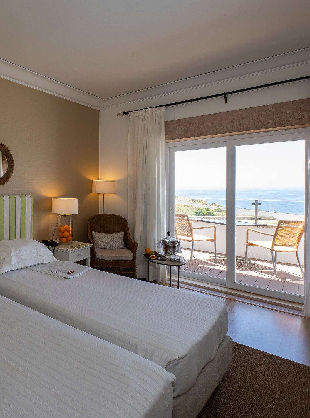 La Chambre Supérieure Vue Mer Premium de la Pousada Sagres a deux lits avec tête de lit rayée, deux miroirs et balcon