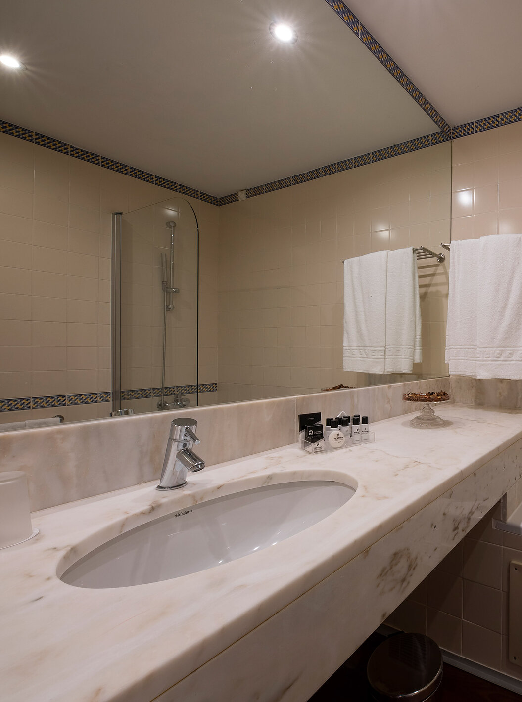 La chambre supérieure de la Pousada Sagres dispose d'une salle de bain avec lavabo, articles de toilette, serviettes et baignoire.