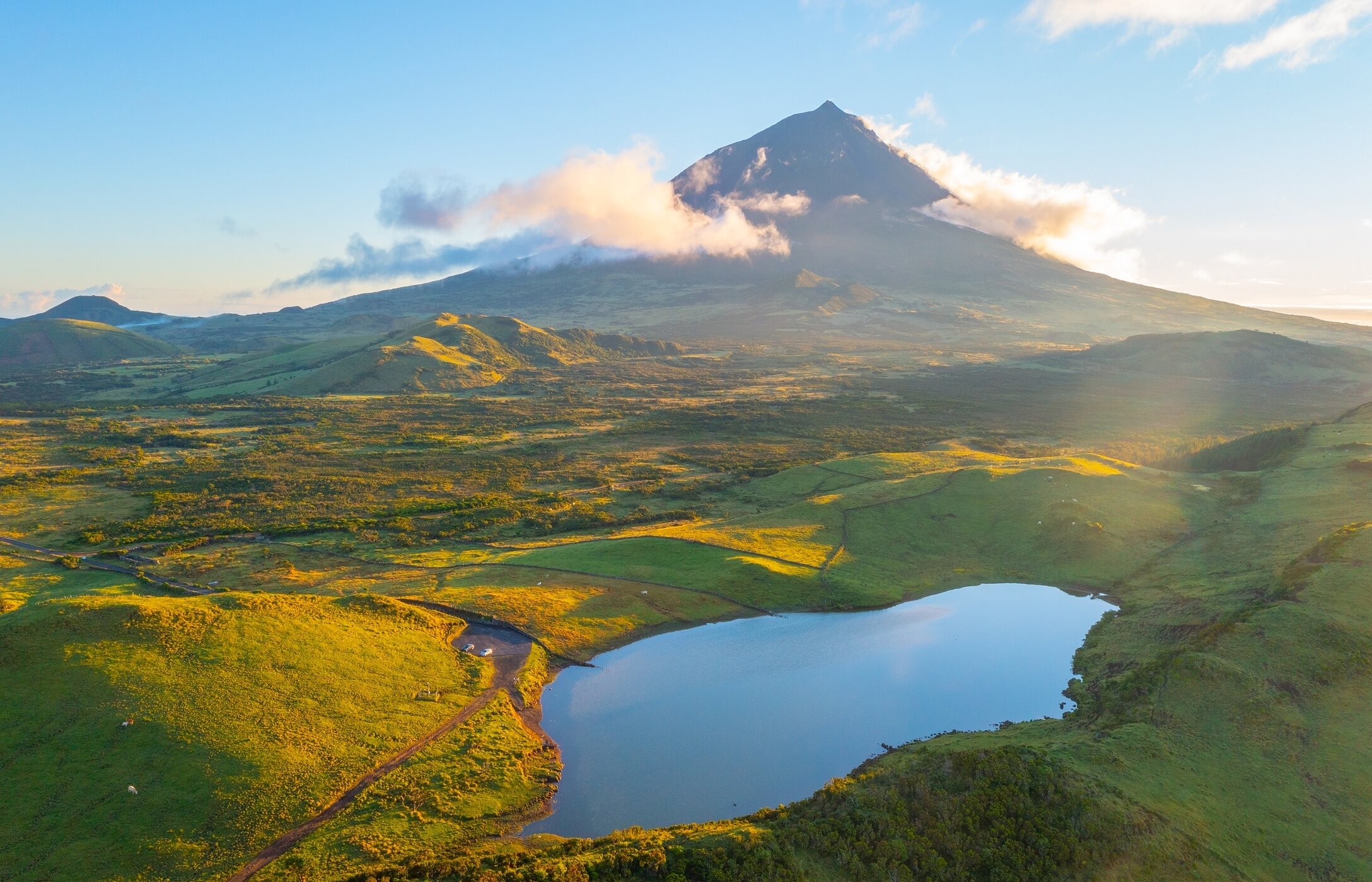 La Montagne du Pico est la plus haute du Portugal et se dresse imposante au-dessus du paysage verdoyant de l'île