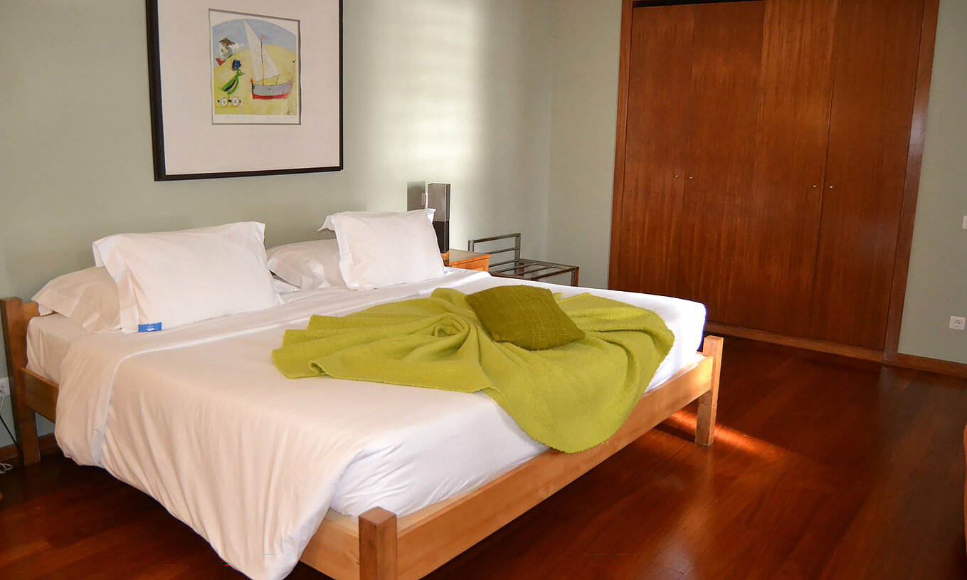 Le Chambre Supérieur de la Pousada Forte Angra do Heroísmo a un lit double et une armoire en bois