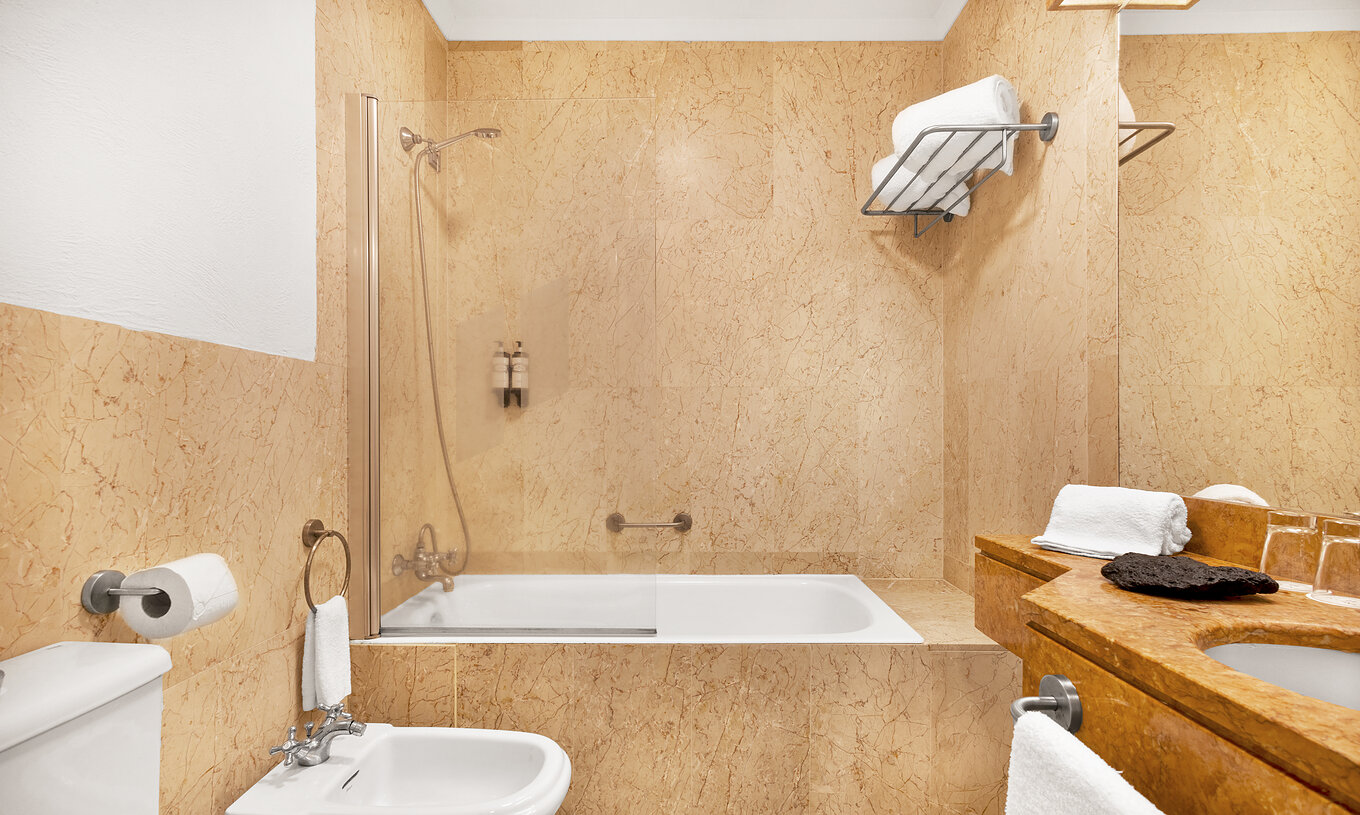 Le Chambre Classique Vue Ville de la Pousada Forte Horta a une salle de bain avec lavabo baignoire avec douche et serviette