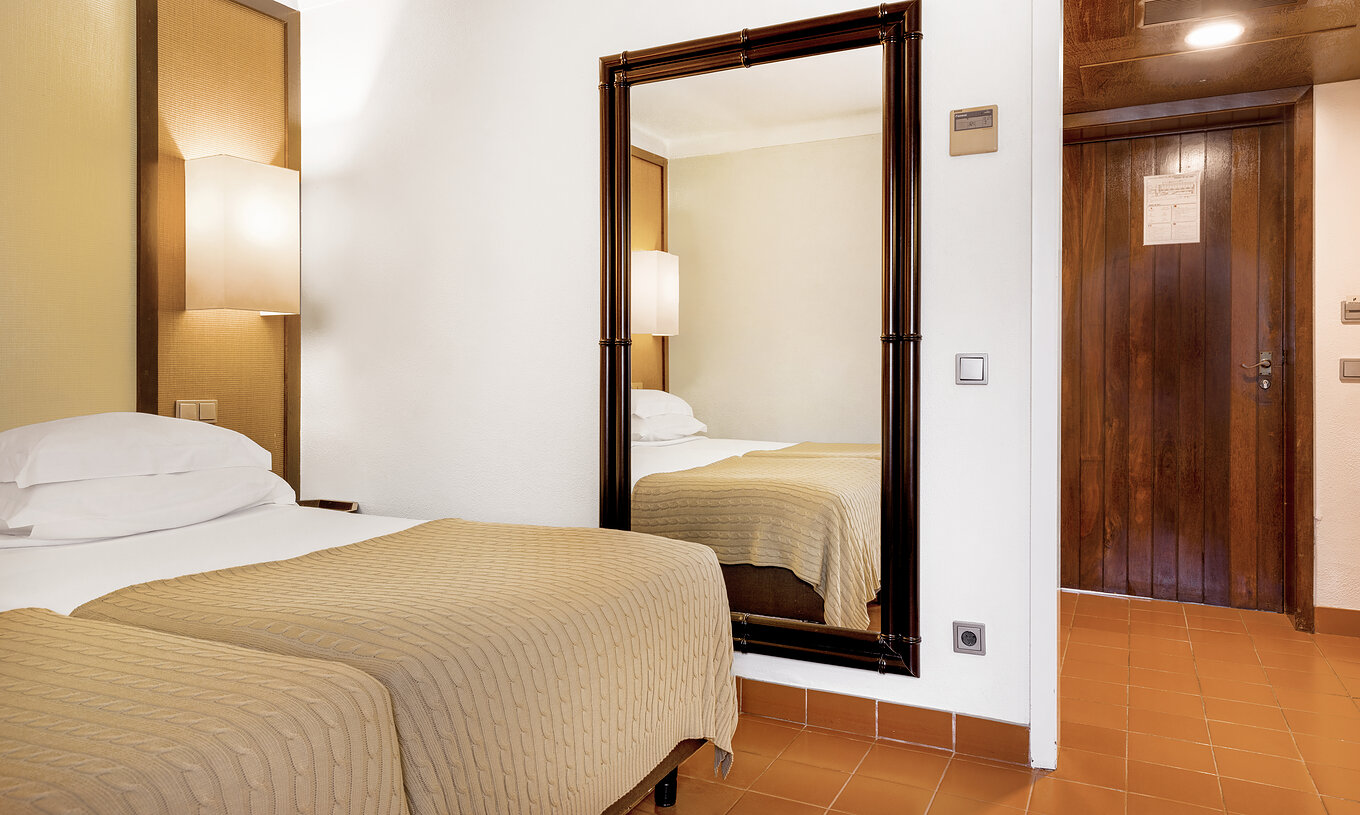 Le Chambre Classique de la Pousada Forte Horta a deux lits simples des lampes et un miroir