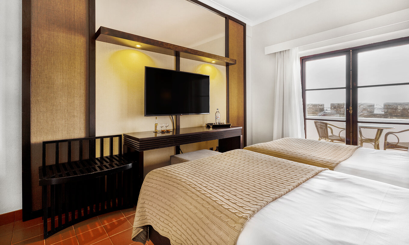 Le Chambre Supérieur de la Pousada Forte Horta a deux lits simples et une télévision en face du lit