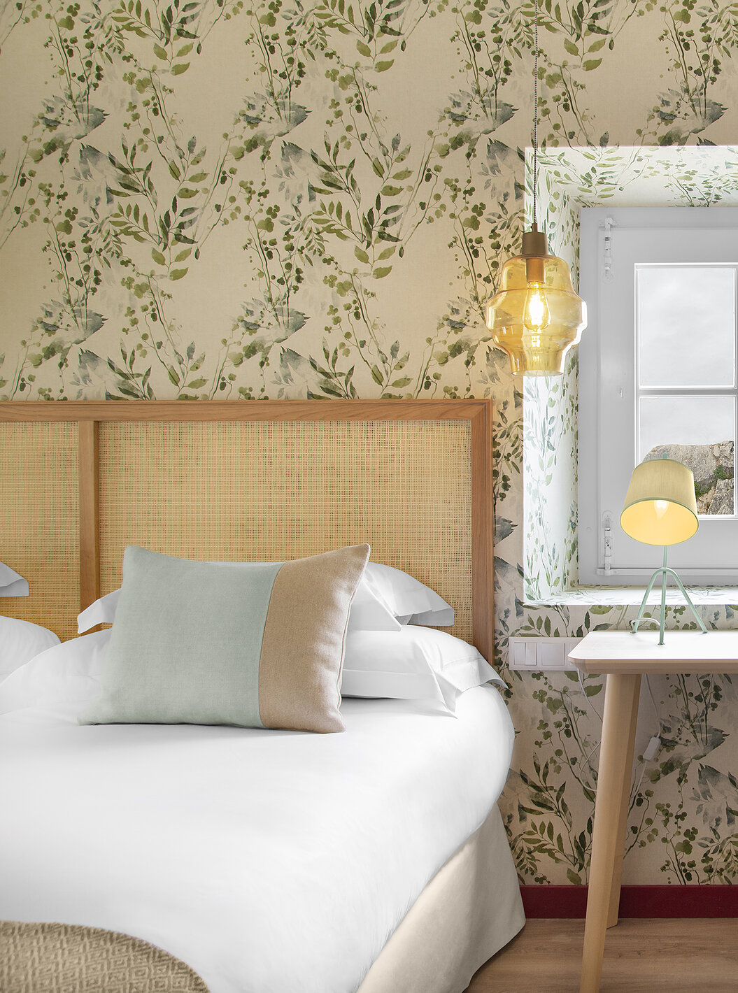 Le Chambre Familiale de la Casa Lidador - Óbidos a deux lits papier peint fleuri et un bureau devant la fenêtre