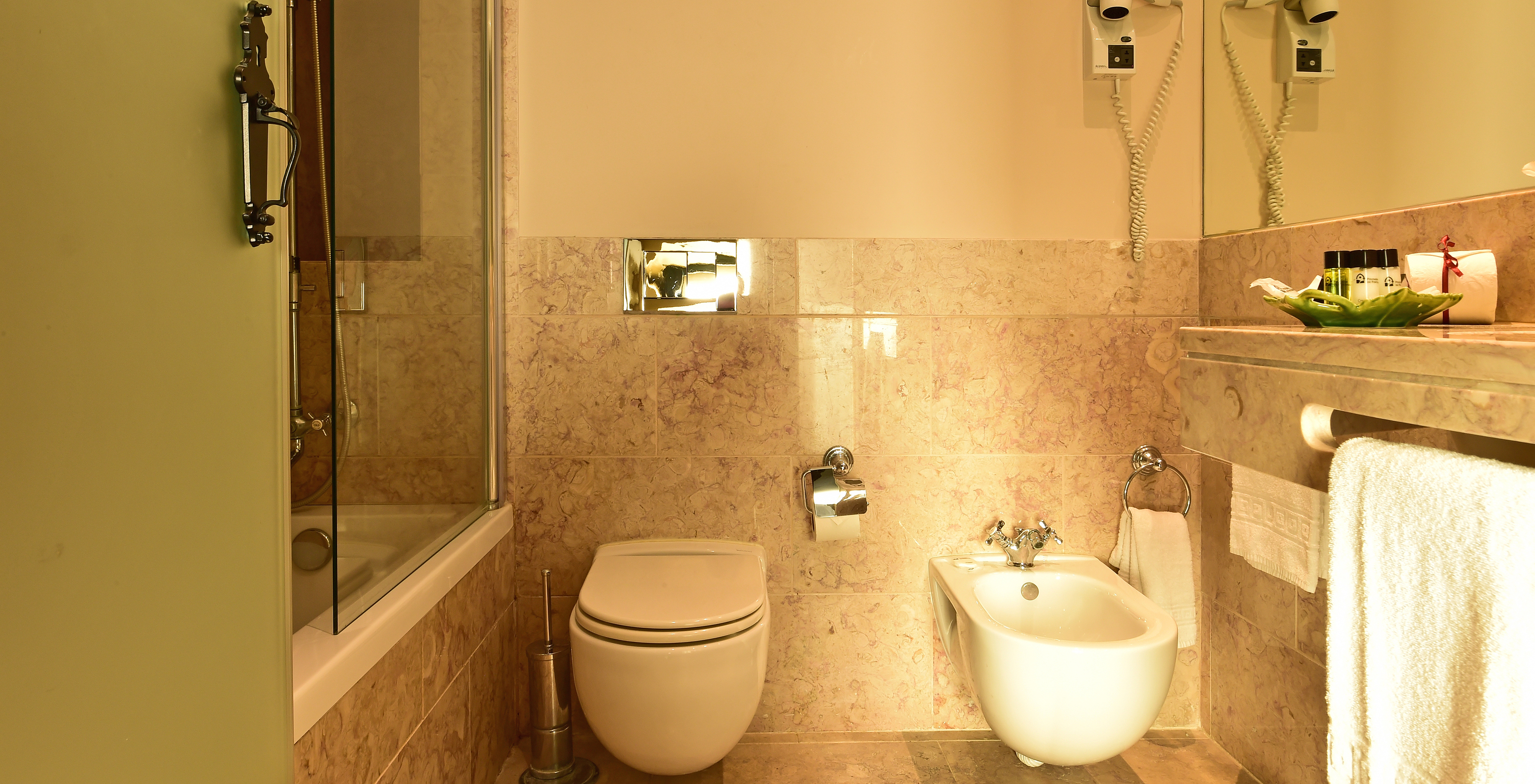 Le chambre Supérieure Castelo de la Pousada Castelo Óbidos a une salle de bain, avec lavabo et baignoire