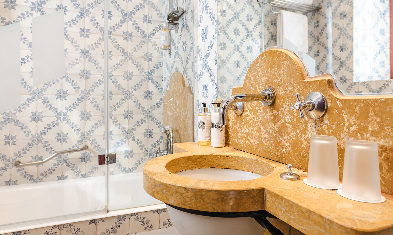 Le Chambre Classique Castelo de la Pousada Castelo Óbidos a une salle de bain avec lavabo, miroir et baignoire