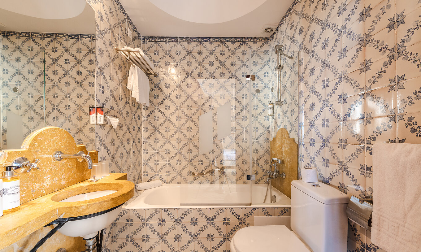 Le Chambre Supérieure Casa do Castelo de la Pousada Castelo Óbidos a une salle de bain, avec lavabo et baignoire