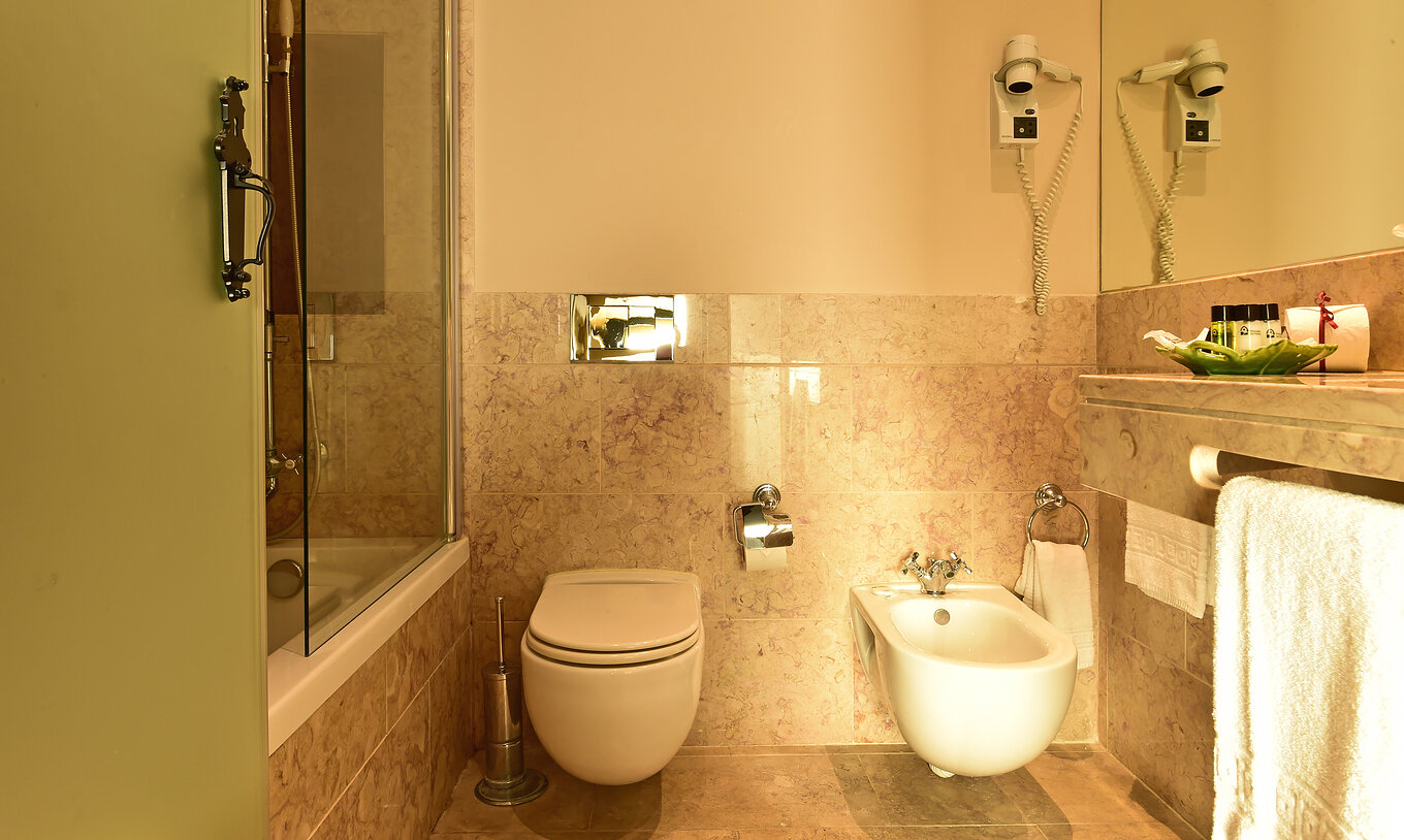 Le chambre Supérieure Castelo de la Pousada Castelo Óbidos a une salle de bain, avec lavabo et baignoire