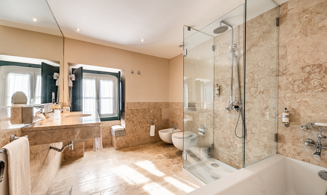 Le chambre Supérieure avec Balcon Casa do Castelo de la Pousada Castelo Óbidos a une salle de bain avec baignoire ou douche