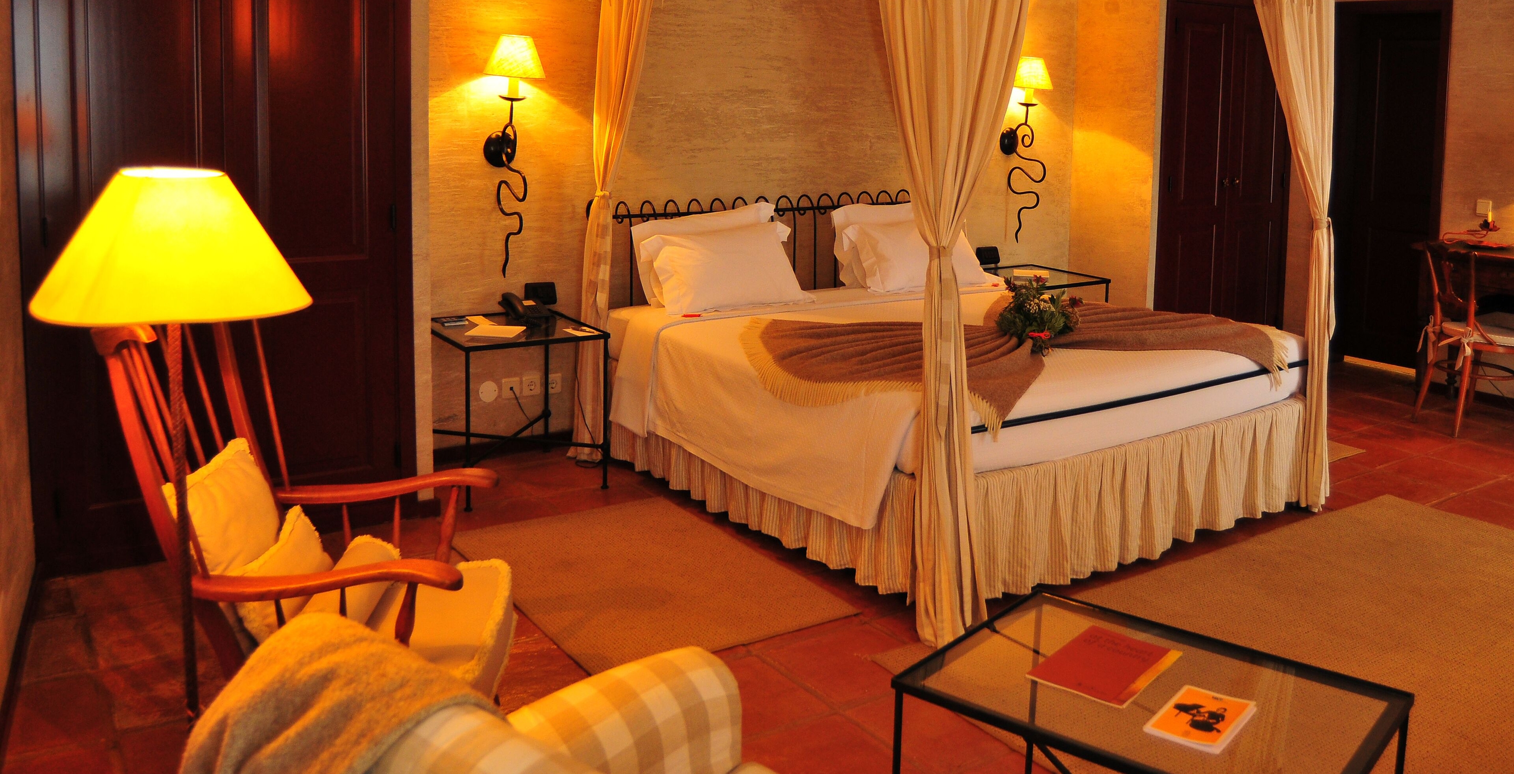 Le Chambre Supérieur de la Pousada Convento de Belmonte a un lit double avec deux tables de chevet et trois lampes