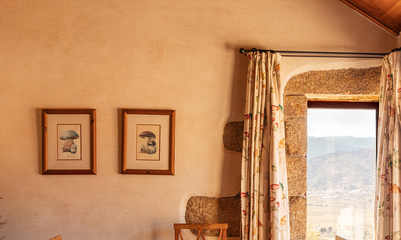 La Suite Supérieure avec Balcon de la Pousada Convento de Belmonte a une fenêtre avec rideaux et des tableaux de champignons