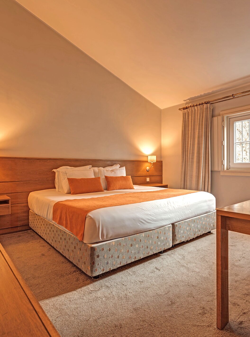 Le Chambre Classique de la Pousada Ourém a un lit double avec une fenêtre et des rideaux gris